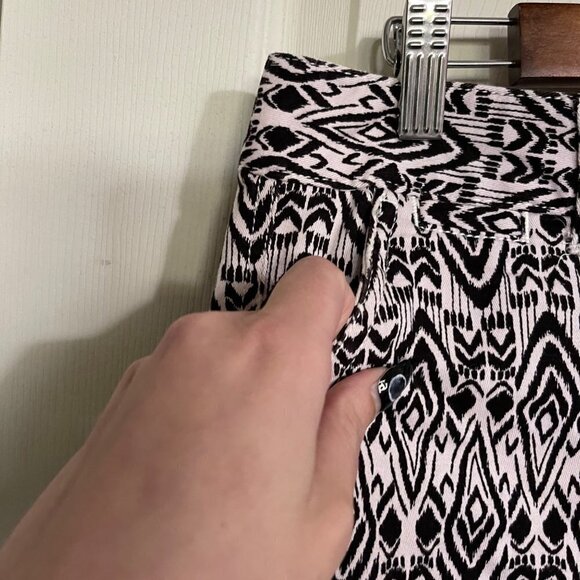 American Eagle Womens Black White Aztec Trobal Print Stretch Midi Shorts Size 6 - Picture 4 of 8